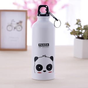 Botella de agua portátil de 500 ml con estampado de animal panda en blanco y negro, sobre una mesa con una planta