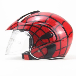 Casco infantil con visera frontal. El casco tiene un motivo de tela de araña roja que recuerda a Spiderman. El casco tiene un clip en la parte inferior para sujetarlo.