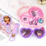 Collar de perlas Disney con accesorios y gafas en morado