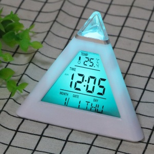Despertador digital piramidal blanco con luz turquesa