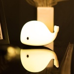 Lámpara LED de mesilla de noche con forma de ballena