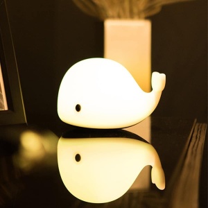 Lámpara LED de mesilla de noche en forma de ballena luminosa con ojos negros