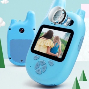 Mini walkie-talkie con cámara para niños en azul sobre fondo de nubes azules