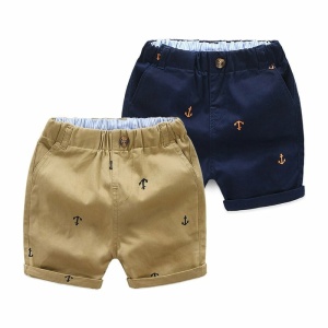 Pantalones cortos de playa de algodón para niños en beige y azul oscuro con fondo blanco
