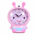 Reloj despertador infantil de abeja rosa y azul sobre fondo blanco