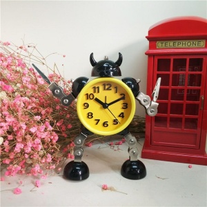 Reloj despertador robot de metal con cabina telefónica roja y flores rosas
