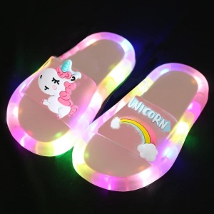 Zapatilla de unicornio LED de colores para niñas con fondo negro