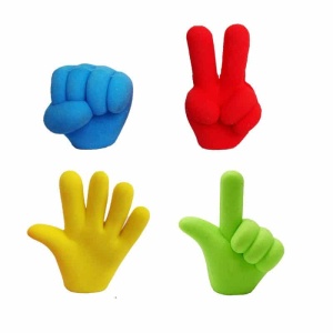 4 gomas de borrar con forma de gestos de dedos amarillos, verdes, azules y rojos sobre fondo blanco
