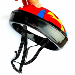 Colorido casco de bicicleta ajustable para niños en rojo, azul y amarillo con torre negra