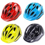 Sólido casco de ciclismo infantil en rojo, azul, amarillo y negro sobre fondo blanco