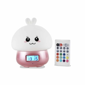 Despertador con cono de silicona rosa y blanco con mando a distancia sobre fondo blanco
