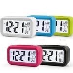 Despertador digital de plástico para niños en blanco, azul, verde, rosa y negro