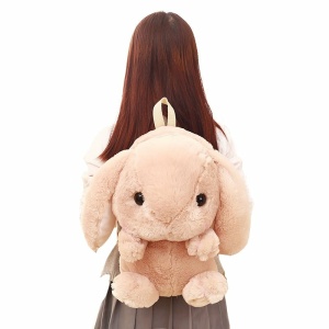 Mochila con forma de conejo de peluche rosa en la espalda de una niña