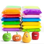 Plastilina superligera de 12 colores para niños con manzana, naranja, plátano y fresa sobre fondo blanco