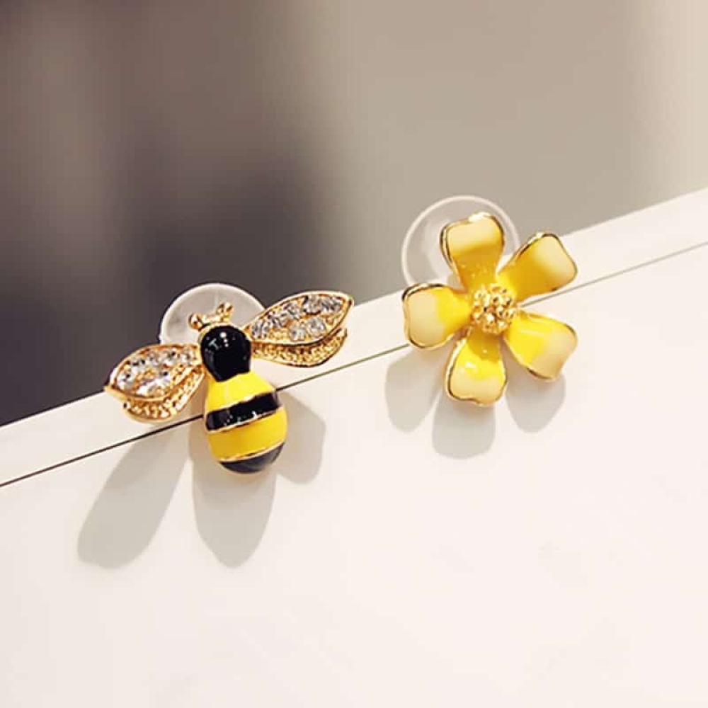 Pendiente de niña amarillo y negro de flor y abeja con tachuelas doradas