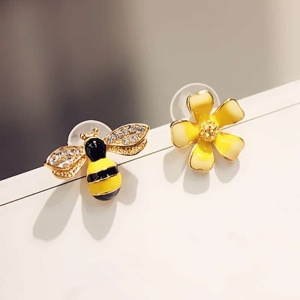 Pendiente de niña amarillo y negro de flor y abeja con tachuelas doradas