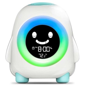 Reloj despertador con temporizador de siesta para niños con luz verde y azul sobre fondo blanco