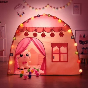 Casa tipi príncipe o princesa rosa con peluches dentro y luces