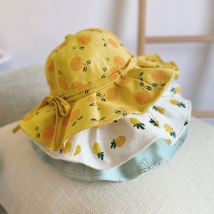 Sombrero de niña con motivo de piña amarilla, blanca y azul