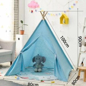 Tienda tipi infantil azul con elefante dentro en una habitación con alfombra blanca