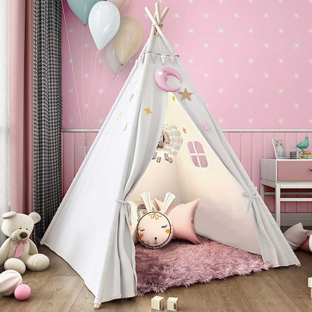Tipi grande para un niño en una habitación rosa con peluches dentro y fuera y globos