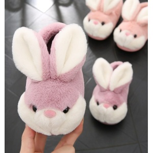 Zapatillas de conejo rosas y blancas con nariz rosa