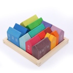 Bloques de casa de madera con los colores del arco iris para niños en una caja de madera