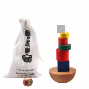 Colorido juguete de construcción de madera con bolsa blanca