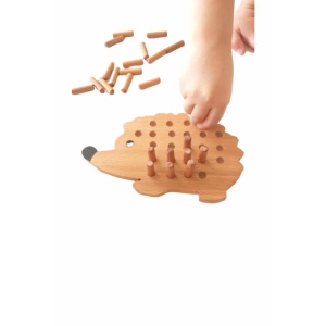 Erizo de madera enchufable para niños con piezas pequeñas