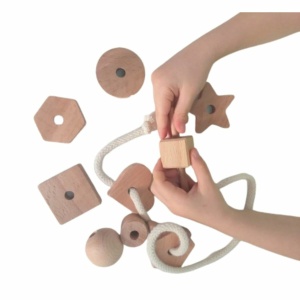 Formas geométricas de madera para niños con cuerda blanca
