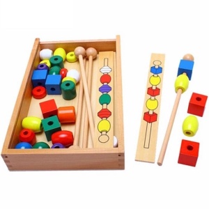 Juego de bloques de cuentas de madera de colores en una caja de madera