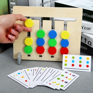 Juego infantil de madera con fichas y cartas de colores sobre una mesa gris