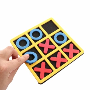 Juego de mesa interactivo para padres e hijos con una cruz roja y una pelota azul en un cuadrado amarillo
