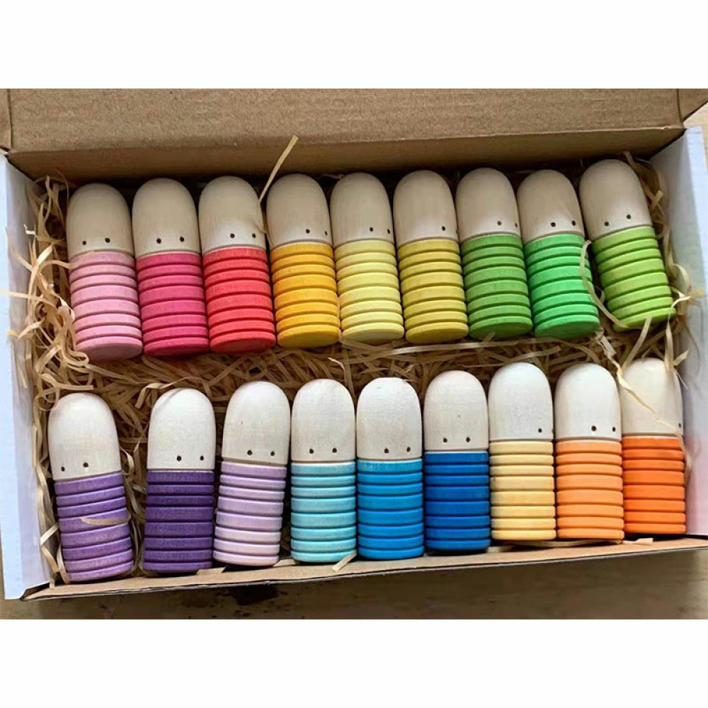 Muñecas de clavijas de madera de colores para niños en caja de cartón