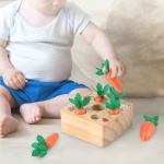 Puzzle de madera de cosecha de zanahorias con bebé sobre alfombra blanca