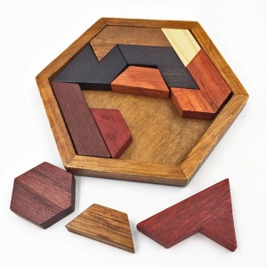 Puzzle hexagonal marrón en madera oscura