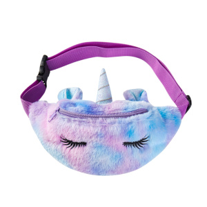 Bolso unicornio de felpa de colores con los ojos cerrados