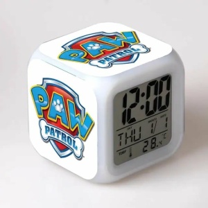 Despertador electrónico blanco con el logotipo de la Patrulla
