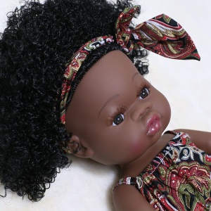 Muñeca afro con precioso pelo y vestido y diadema de estilo africano