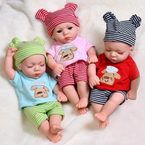 Muñeca impermeable para recién nacidos con ropa rosa, roja, verde y azul sobre una bata blanca