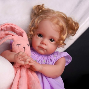 Muñeca princesa con manta de conejito rosa y vestido morado