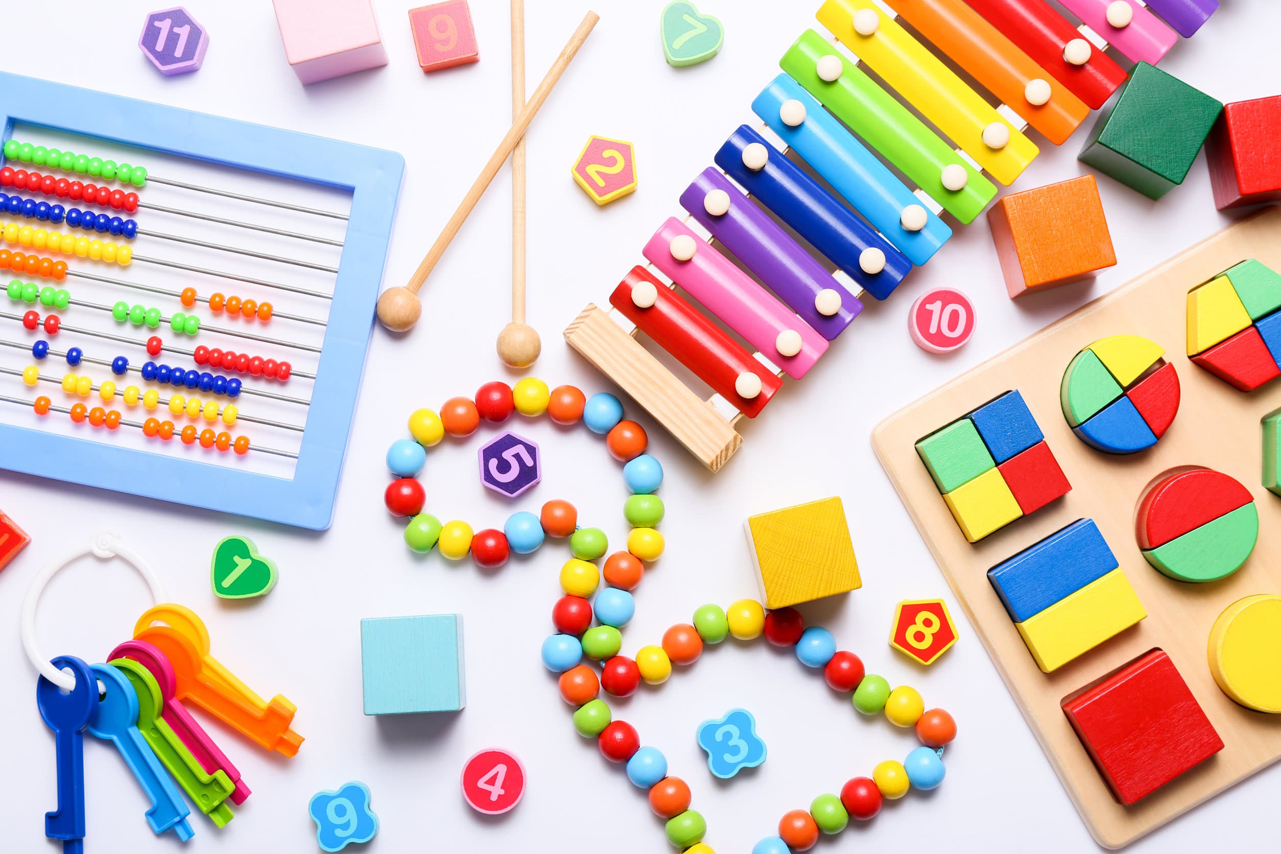 Decenas de coloridos juguetes educativos para niños vistos desde arriba