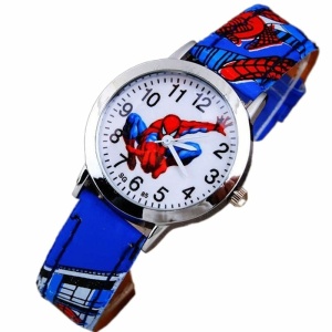 Reloj infantil con diseño de Spiderman en azul, rojo y plateado sobre fondo blanco