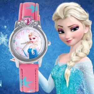 Reloj de la princesa Anna con decoración de diamantes, correa rosa y fondo azul cielo