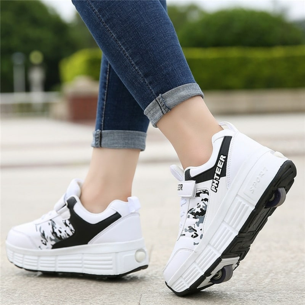 Zapatos con ruedas de camuflaje para niños en pies de mujer en blanco y negro