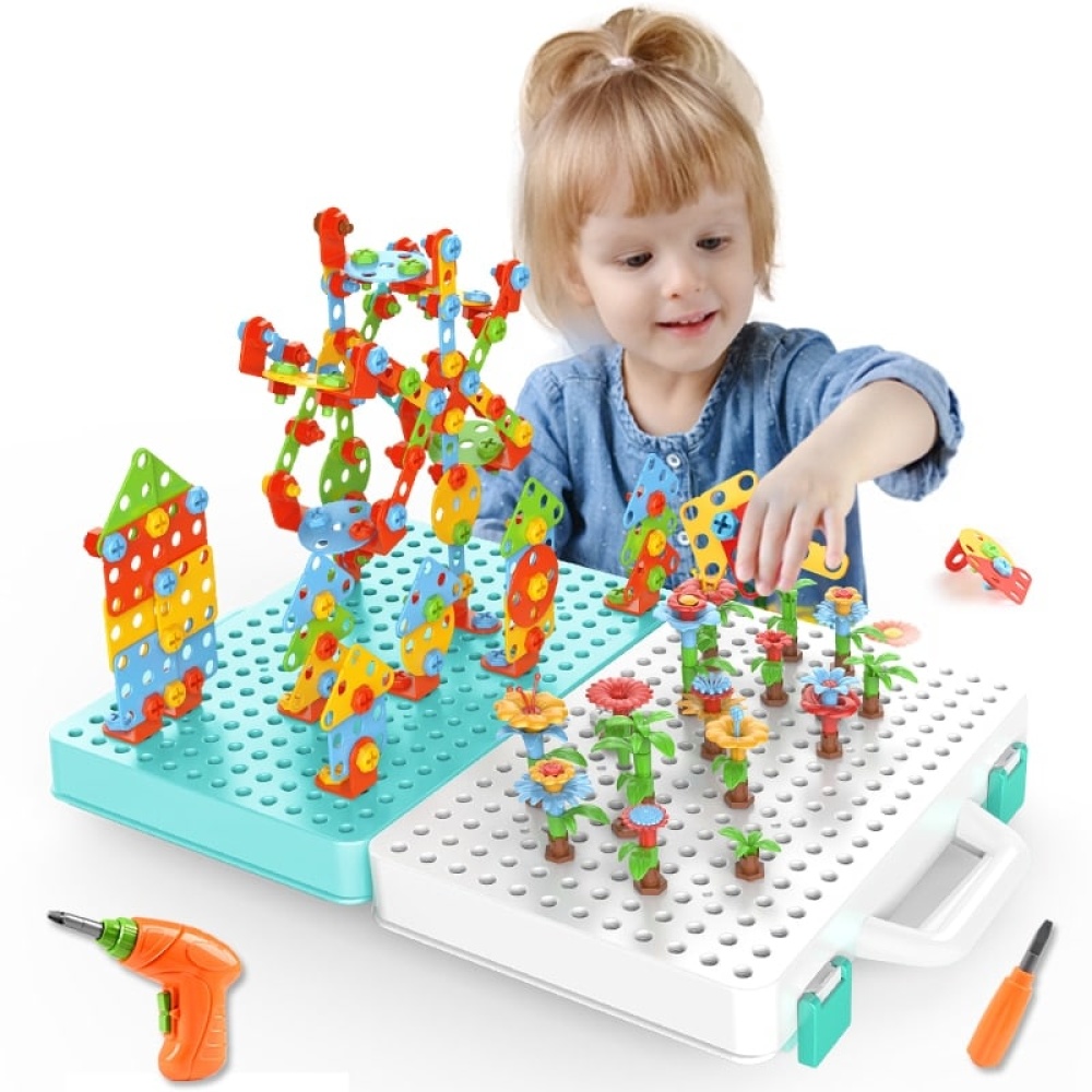 Juego de construcción infantil inspirado en la escuela Montessori con piezas pequeñas y una niña jugando