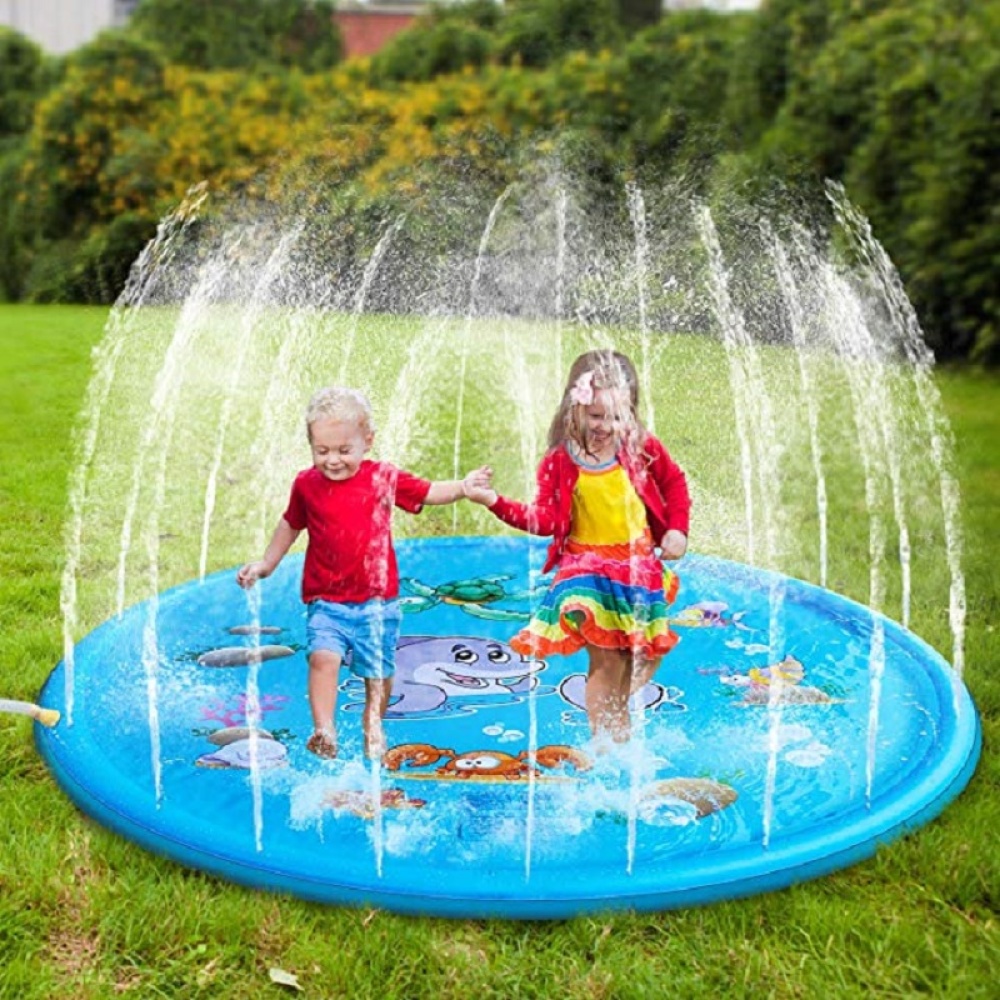 Alfombra de chorro de agua estilo piscina infantil con niño y niña dentro