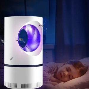 Lámpara repelente de mosquitos UV blanca y violeta para niños en un dormitorio con una niña