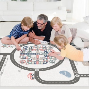 una familia jugando juntos con una alfombra de juego de circuito de coches