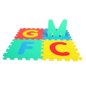 Alfombra puzzle de colores con dibujo de letras
